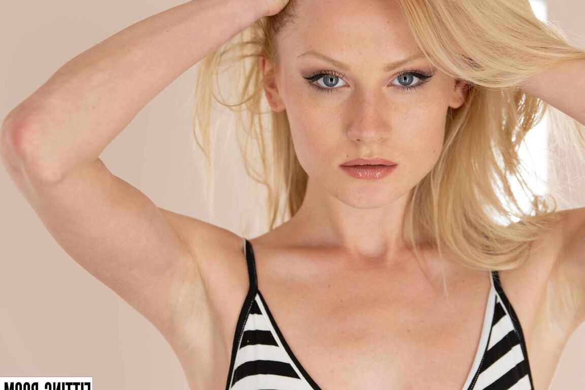 10P La jeune blonde Gerda se masturbe avec un vibromasseur en essayant un maillot de bain