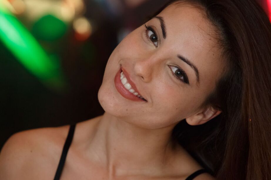 12P A doce jovem Lorena B se masturba em cima da cama nua