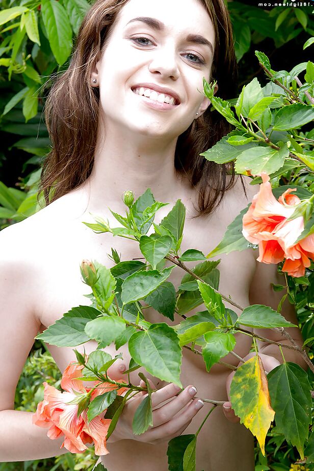 16P Adolescente em eliminatórias, Tali Dova, aparece batendo em sua cereja rosa em um solo sexy