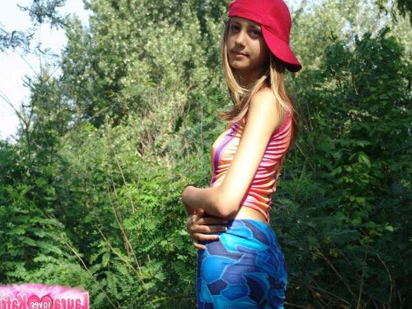 10P Adolescente amadora usa seu boné de lado durante uma sessão ao ar livre sem nudez