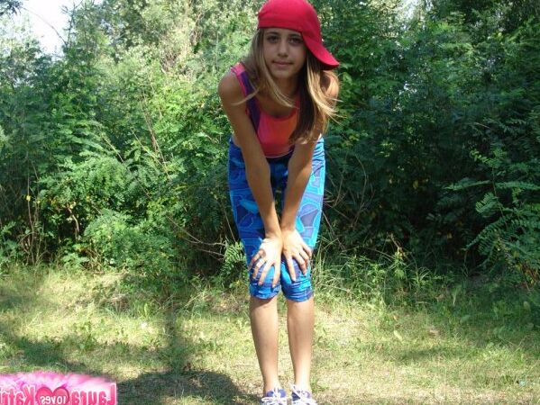 10P Adolescente amadora usa seu boné de lado durante uma sessão ao ar livre sem nudez