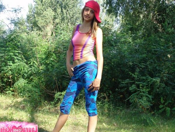 10P Adolescente amadora usa seu boné de lado durante uma sessão ao ar livre sem nudez