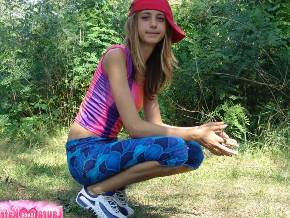 10P Adolescente amadora usa seu boné de lado durante uma sessão ao ar livre sem nudez