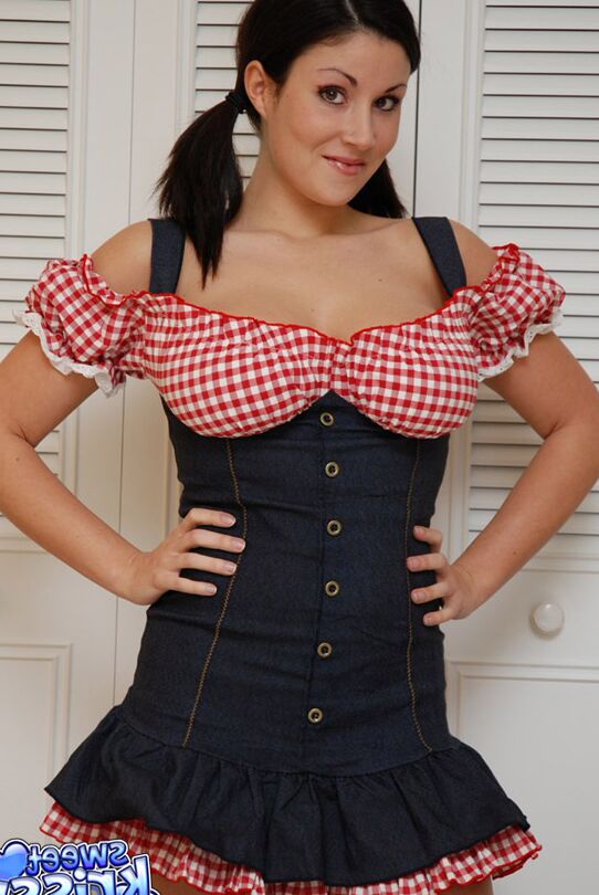 12P A adolescente de cabelos escuros Sweet Krissy fica nua no estilo SFW depois de se despir