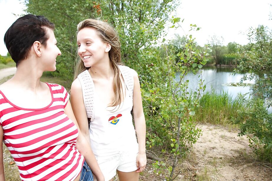 16P Las lesbianas adolescentes Nicoletta H y Nessy se follan con los dedos vaginas afeitadas al aire libre