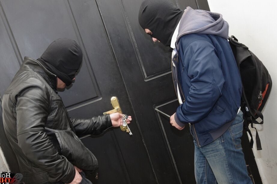 16P Une fille aux cheveux noirs appelle la police après une relation sexuelle avec deux cambrioleurs