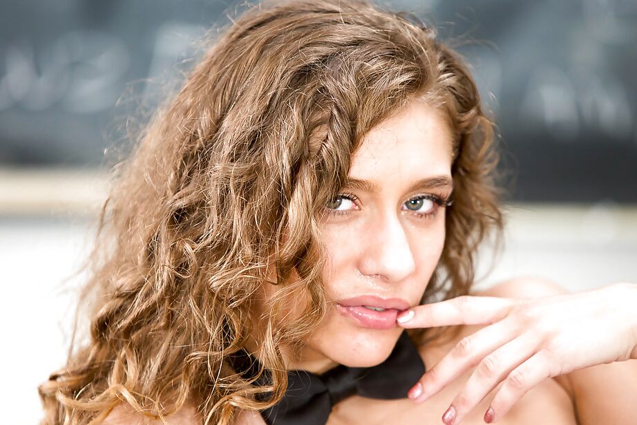 16P Aluna Rebel Lynn levando uma surra forte na buceta adolescente raspada na mesa