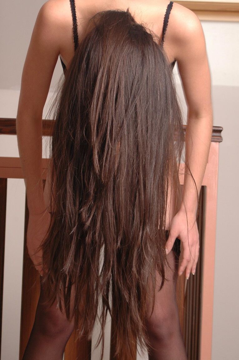 16P Babe mit wunderschönen langen Haaren, makellosem Körper und Gesicht Veranova posiert nackt