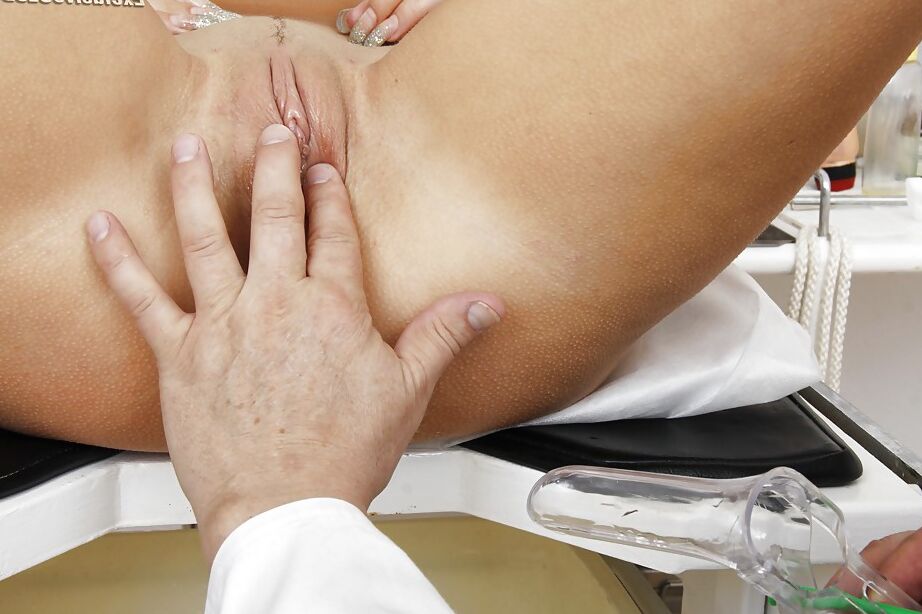16P Une blonde baisable avec des lignes de bronzage se fait examiner correctement par un gynéco coquin