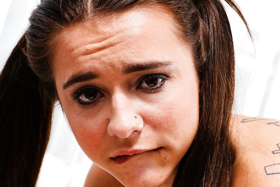 16P La colegiala spinner Kharlie Stone aparca el coño afeitado de una adolescente encima de una gran polla