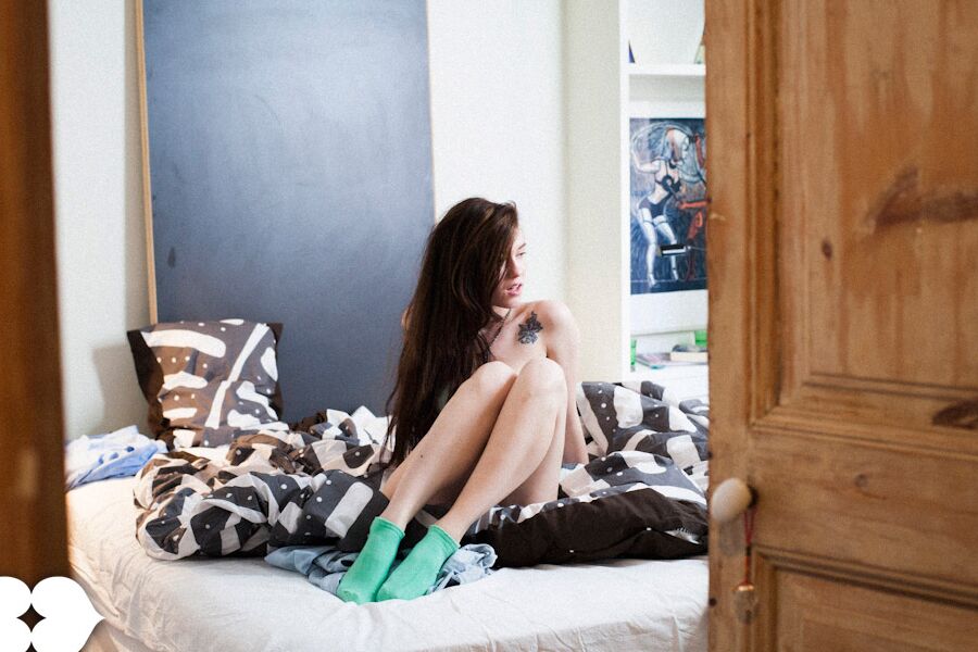 14P A jovem morena Misha Cross entra em jogos sexuais violentos usando apenas meias