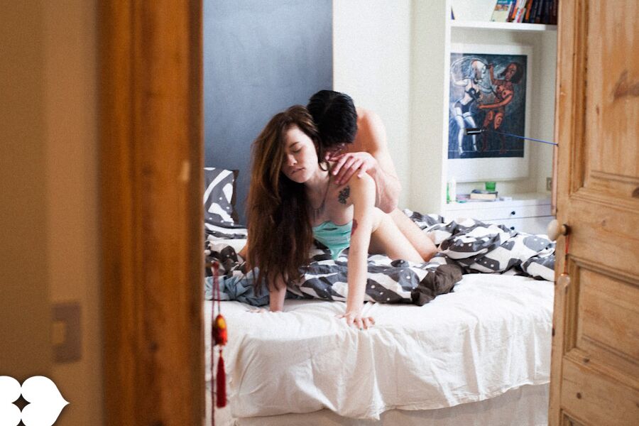 14P A jovem morena Misha Cross entra em jogos sexuais violentos usando apenas meias