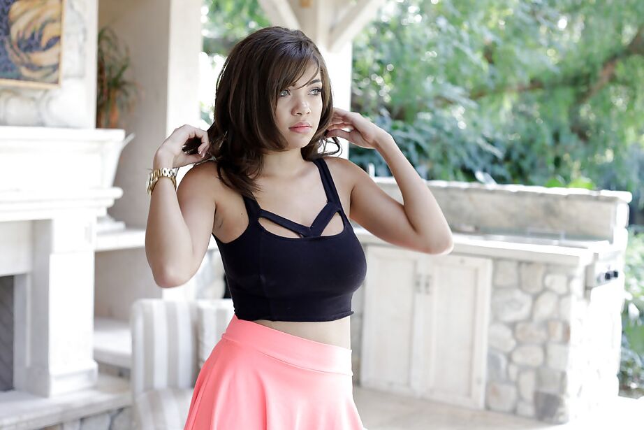 16P Smiling Latina Cassidy Banks is showing her cute naked body!