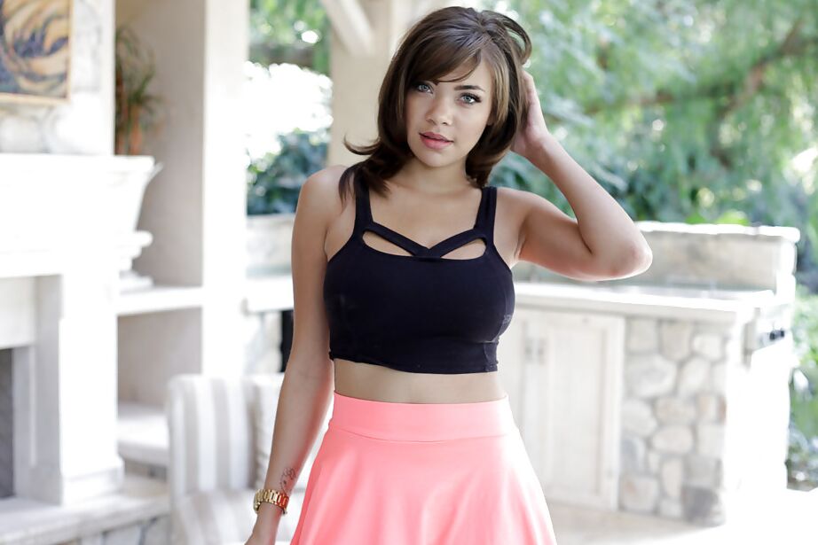16P Smiling Latina Cassidy Banks is showing her cute naked body!
