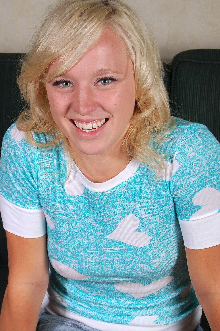 16P Kayla sieht sexy aus, als sie ihren kurzen Jeansrock hochzieht