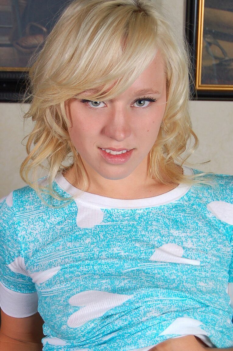 16P Kayla sieht sexy aus, als sie ihren kurzen Jeansrock hochzieht