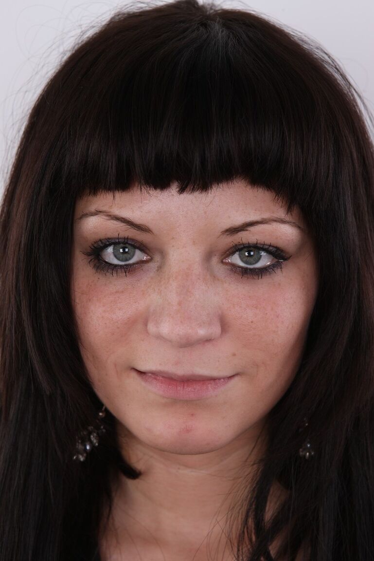 20P Die brünette Amateurin Andrea spreizt ihre Beine, nachdem sie sich auf einem Hocker nackt ausgezogen hat