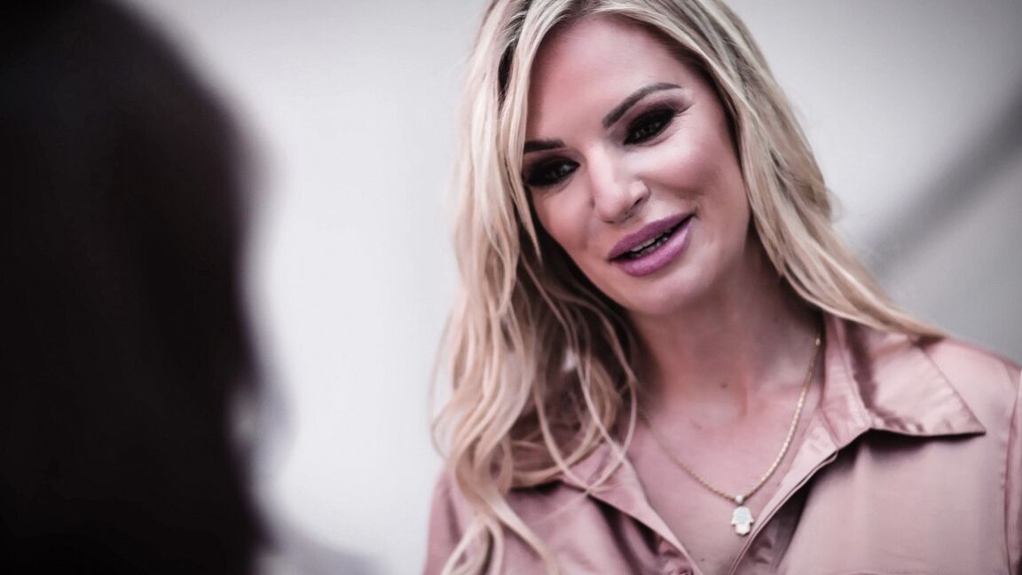 15P A jovem morena Sophia Burns é convencida a fazer sexo com o amante de sua mãe