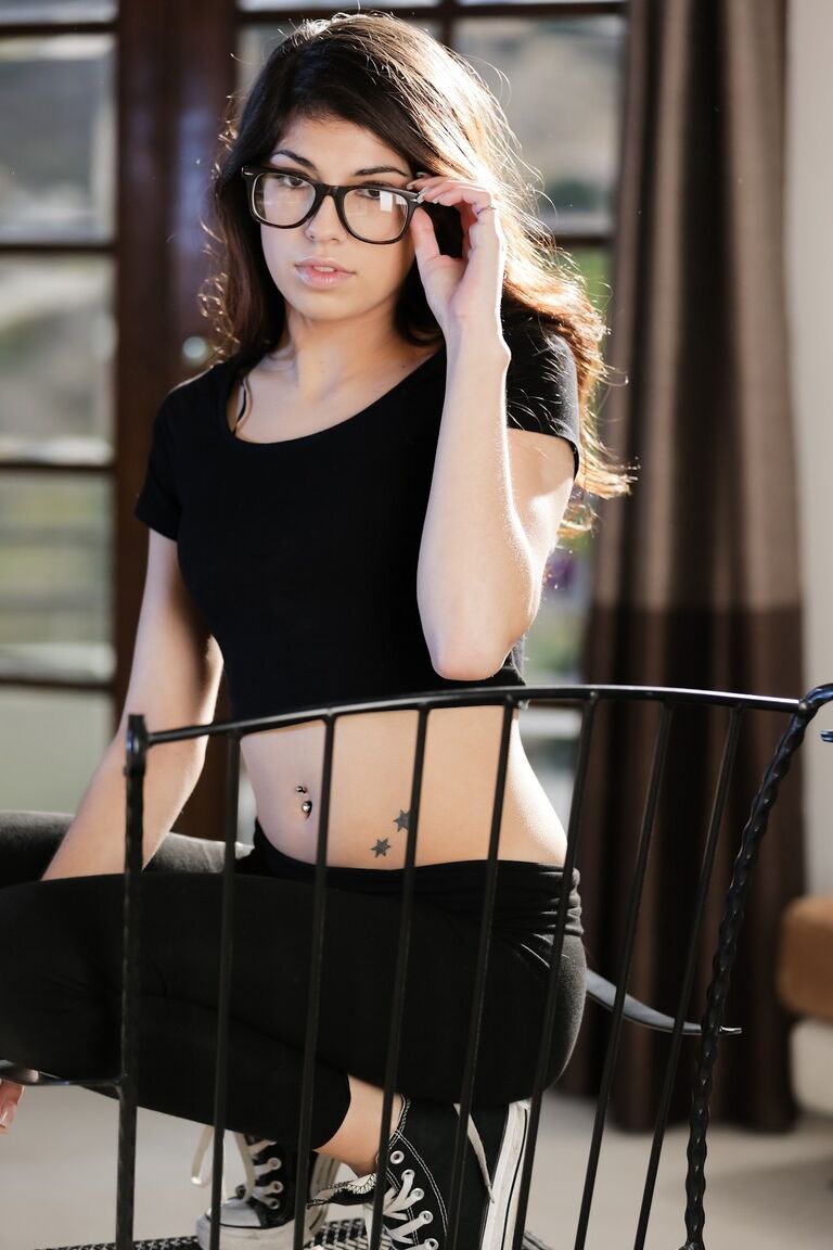 15P 魅力的な女の子、エヴァ・テイラーはゆっくりと服を脱いだ後、タイトなスリットを披露します
