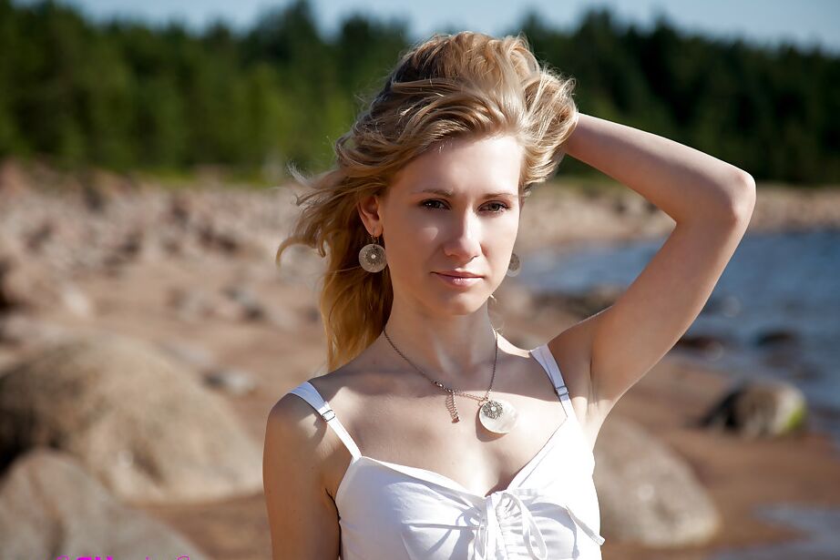 12P Elegant slim babe Mariana walks on the beach and does nude shoots