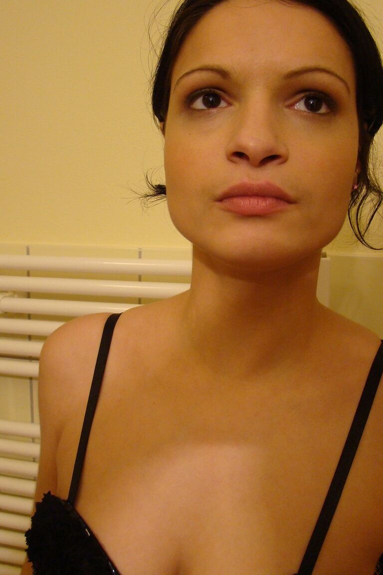 21P Adolescente Quente Laura Diamond tiras no banheiro
