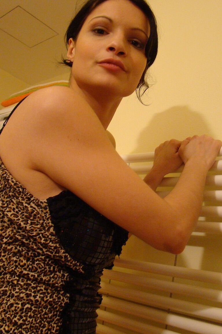 21P Adolescente Quente Laura Diamond tiras no banheiro