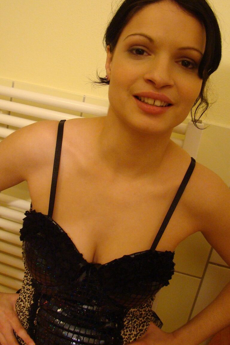 21P Adolescente Quente Laura Diamond tiras no banheiro