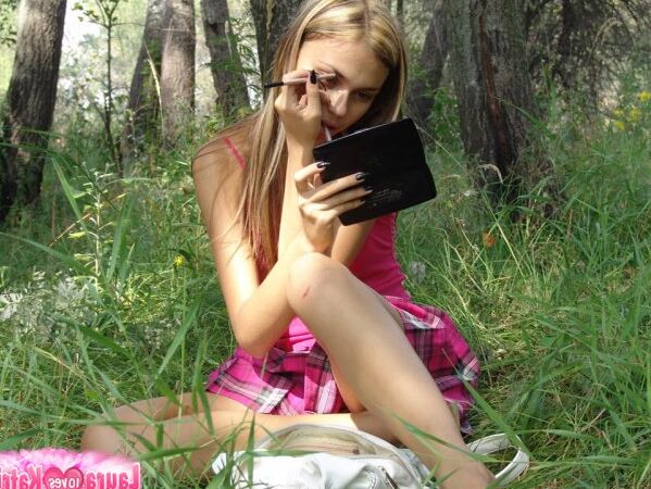 10P Douce jeune fille expose ses sous-vêtements tout en se maquillant dans les bois