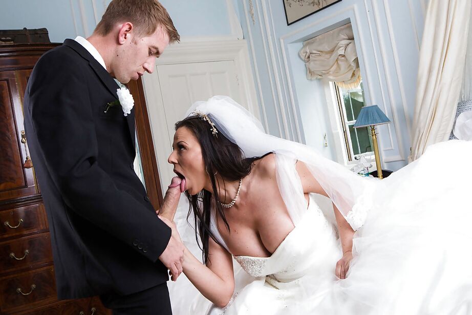 Simony Diamond, une MILF européenne de 13 pièces, fait une fellation à une grosse bite en robe de mariée.