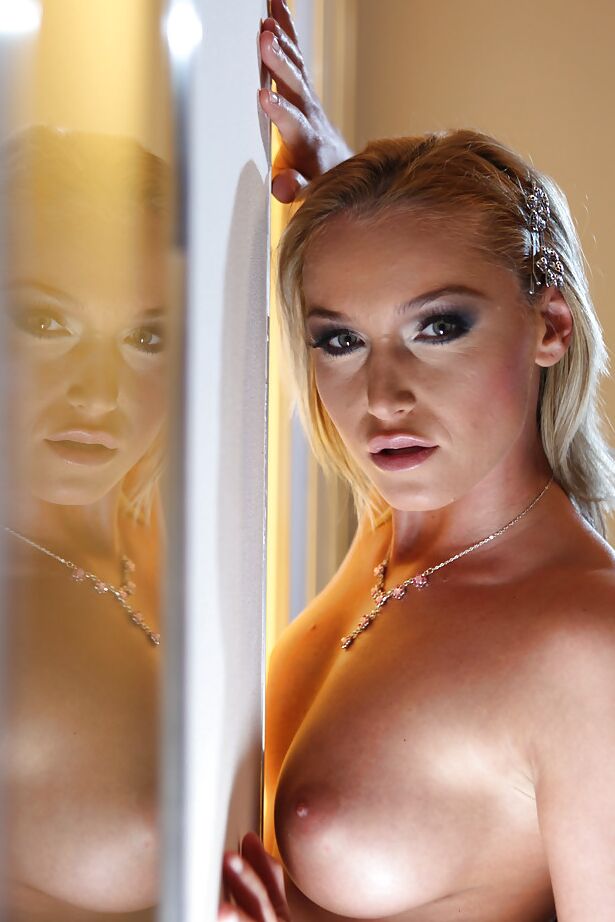 16P Sempre que posar é lingerie sexy Caty Campbel sempre mostra paixão