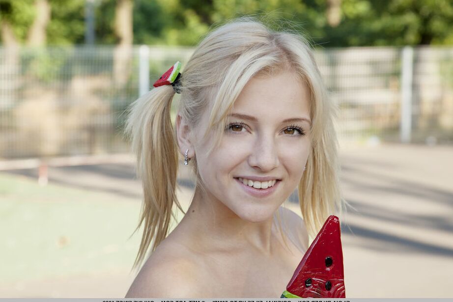 18P Jovem loira Glória mostra os peitos e a fenda careca em uma pista de skate