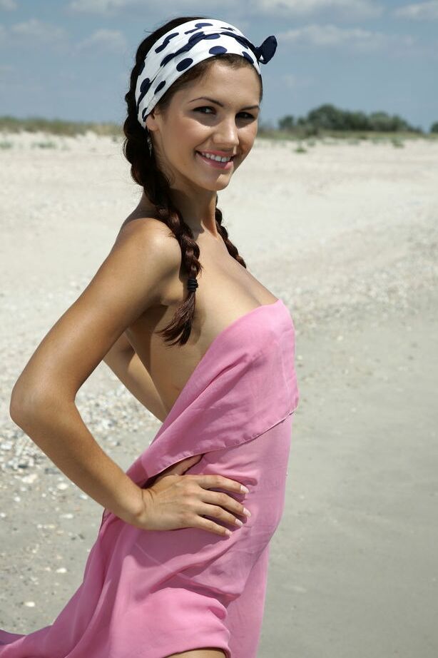 16P Lola B, une adolescente solo, prend des poses nues glamour à la plage.