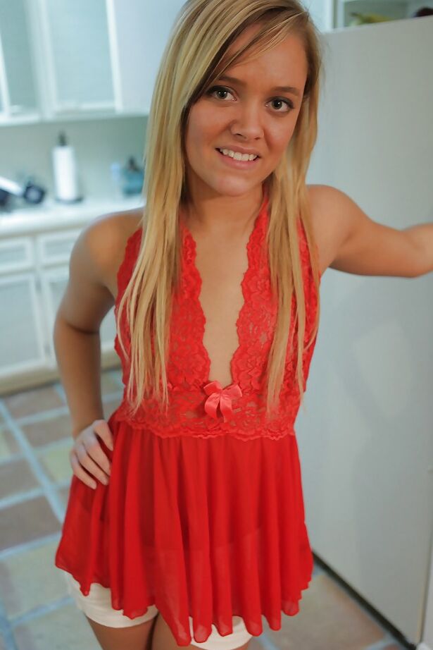 16P Petite adolescente amateur se déshabillant et jouant avec sa chatte rasée