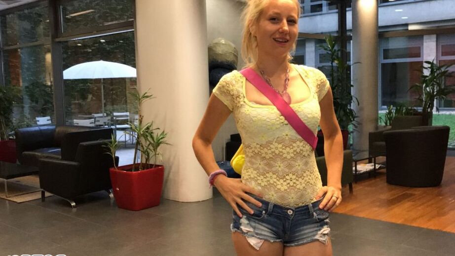 12P Garota loira da Hungria fica nua em um chesterfield de couro