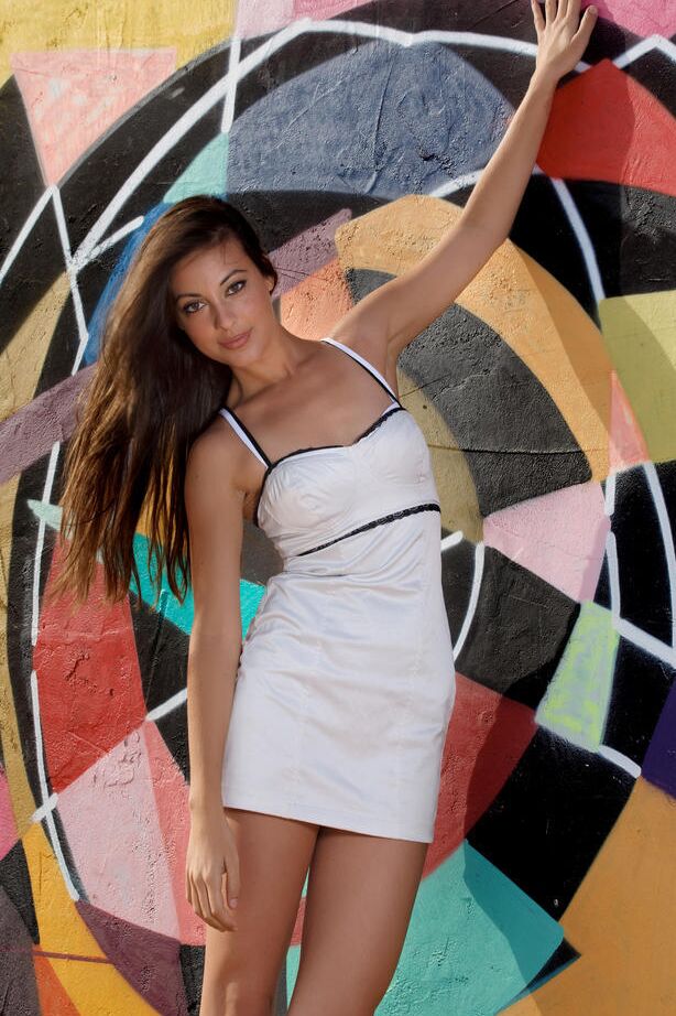 18P Adolescente Quente Euro Lorena B lança vestido branco