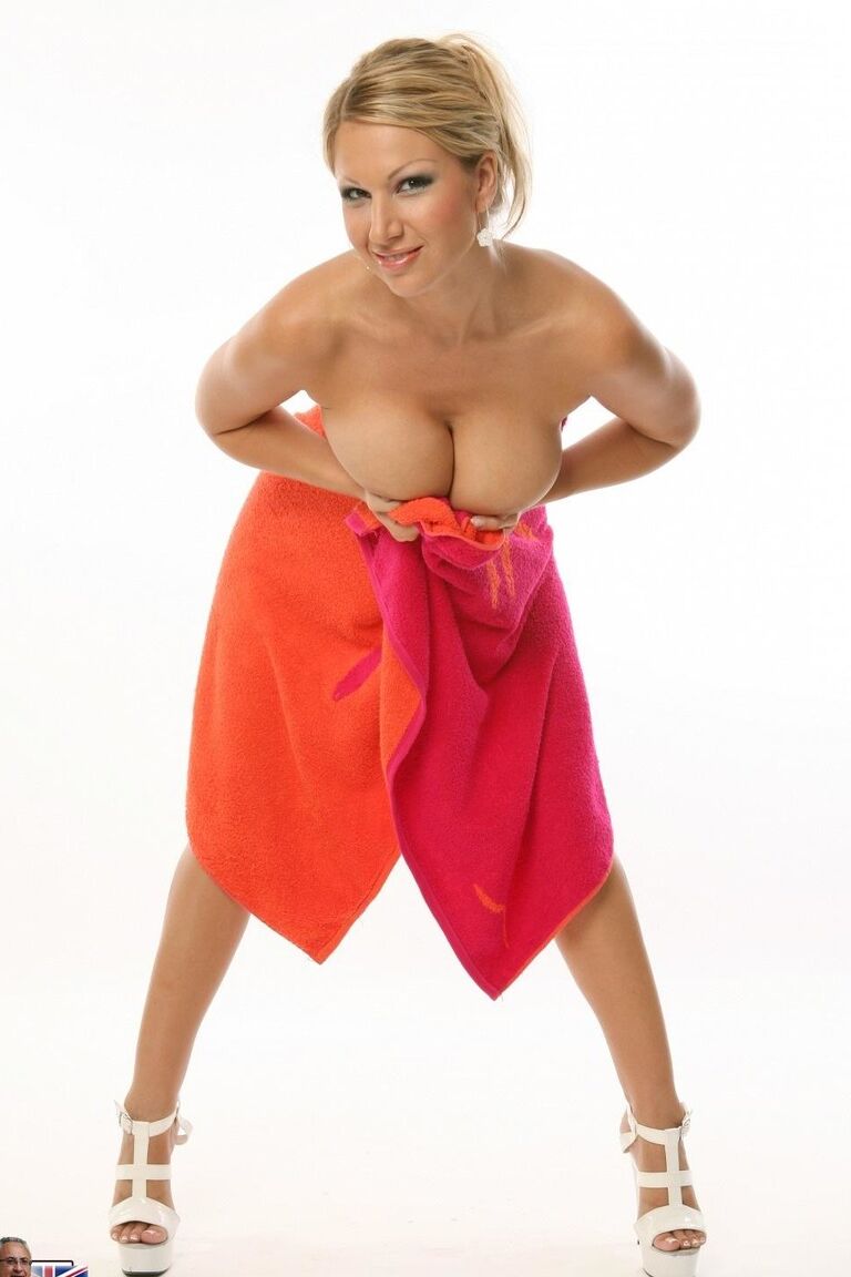17P A loira gostosa Carol G manda um beijo enquanto tira a roupa