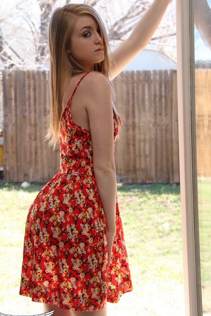 12P A adorável Mandy Roe deixa cair o vestido curto para ficar nua e barbeada ao sol