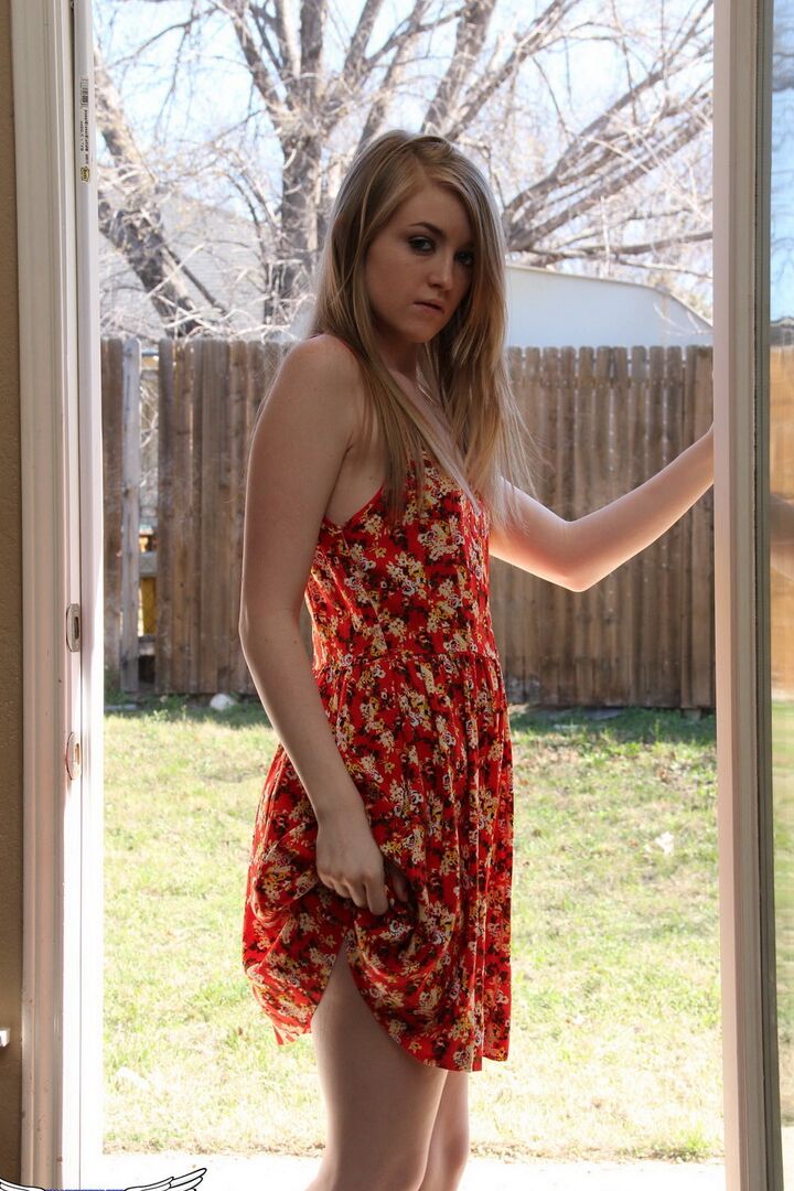 12P A adorável Mandy Roe deixa cair o vestido curto para ficar nua e barbeada ao sol