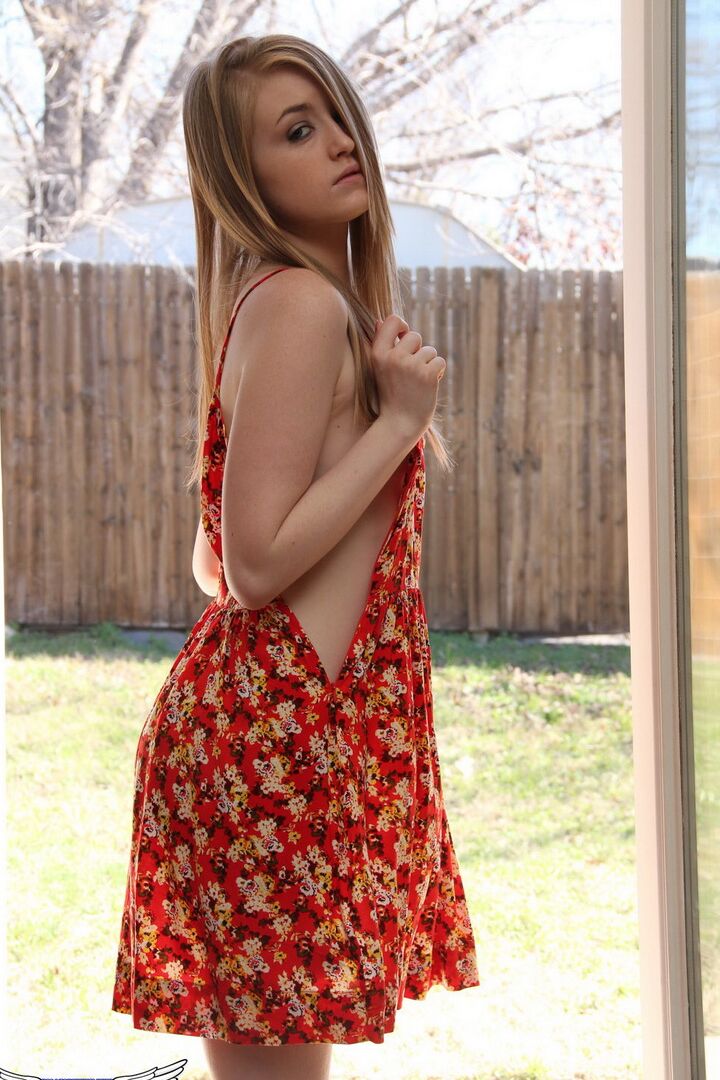 12P A adorável Mandy Roe deixa cair o vestido curto para ficar nua e barbeada ao sol