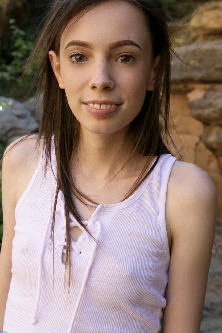 16P La delgada joven Aria Haze muestra su delgado cuerpo masturbándose desnuda en el bosque