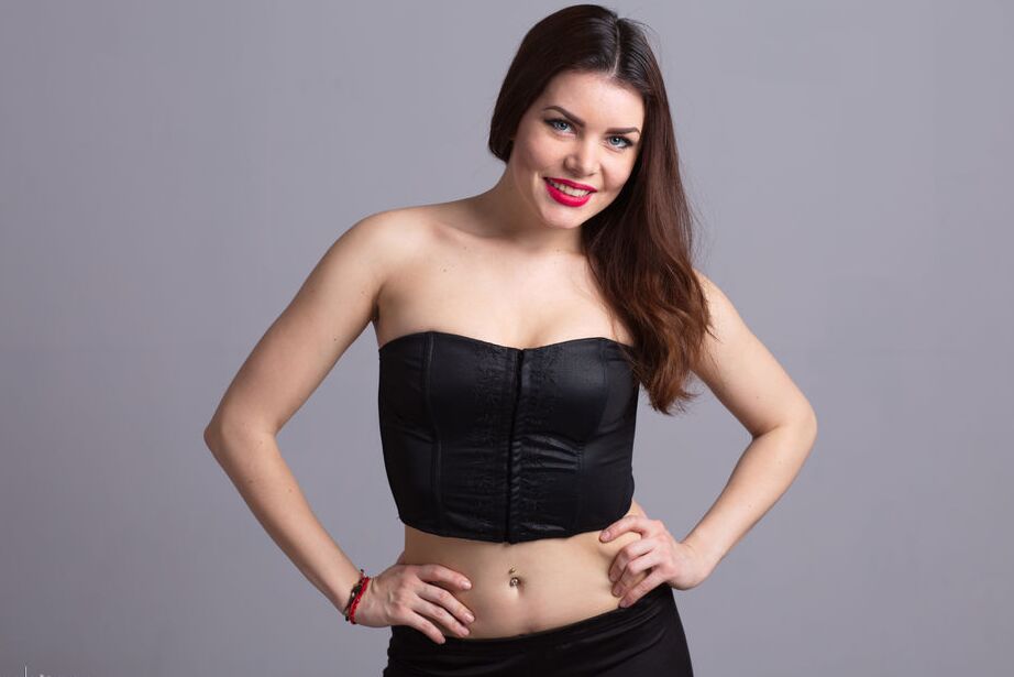 16P A adolescente de cabelos escuros Bela espia leggings pretas para modelar totalmente nua