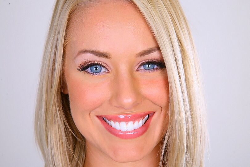 16P La cachonda Nicole Aniston está ansiosa por mostrar su culo apretado en jeans