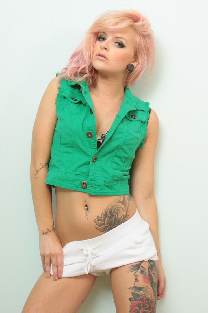 16P UK Teaze Rachael se desnuda en la cama