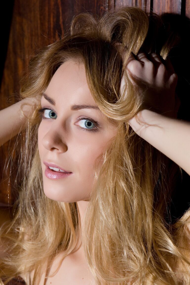 21P La adolescente desnuda Sharon D se toca el largo cabello rubio mientras muestra su carnoso coño