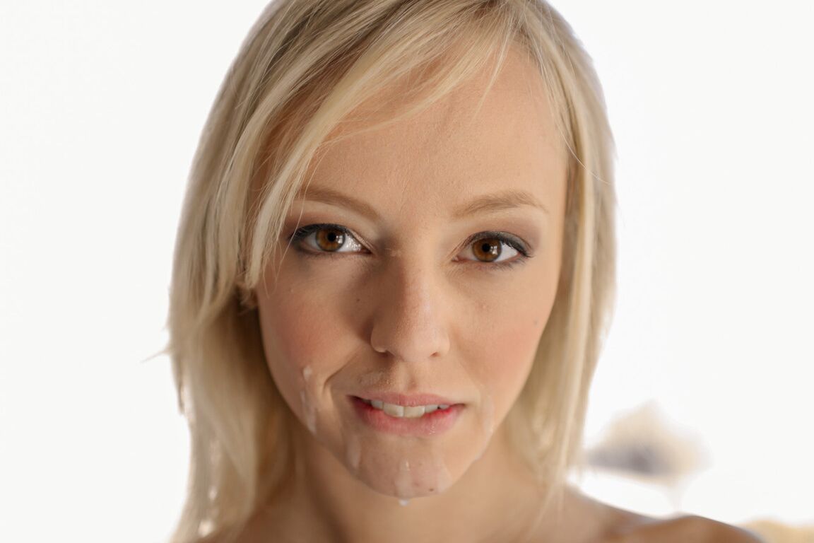 16P La belle teen blonde Sierra Nevadah se prend du sperme sur le visage après une bonne baise