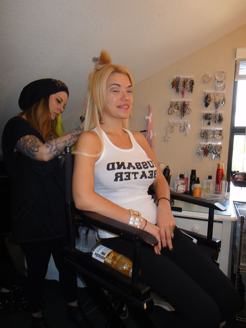 17P Glam blonde Bibi Noel enlève sa tenue noire et montre son corps nu en HD