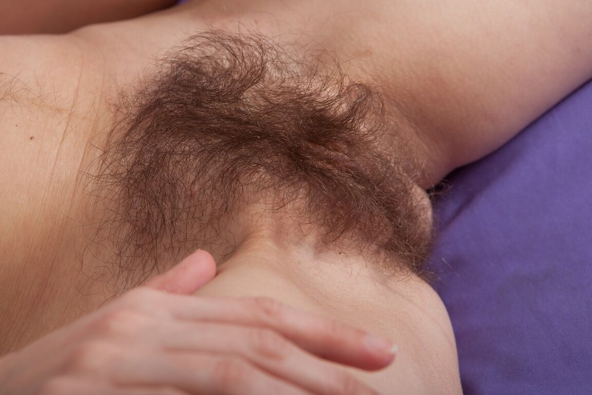 16P Garota loira suja e sozinha puxa os pelos pubianos depois de ficar nua