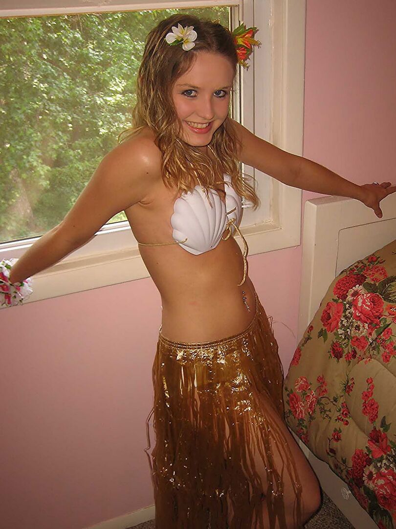 12P Uma linda jovem fica totalmente nua em frente à janela do quarto