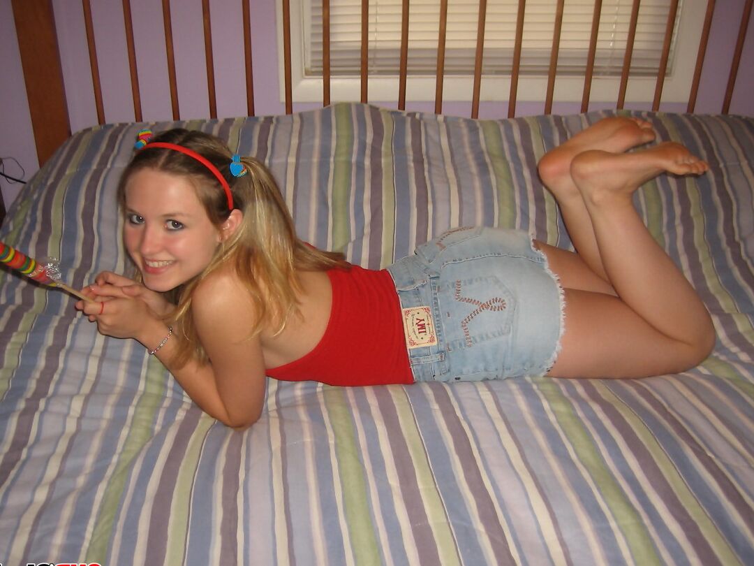 12P Cock tease Shelby mostra suas habilidades orais em um pirulito e depois fode com ela