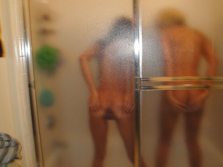 Die 16P junge Lesbe Briana Blair und ihre Freundin hängen nackt herum und duschen